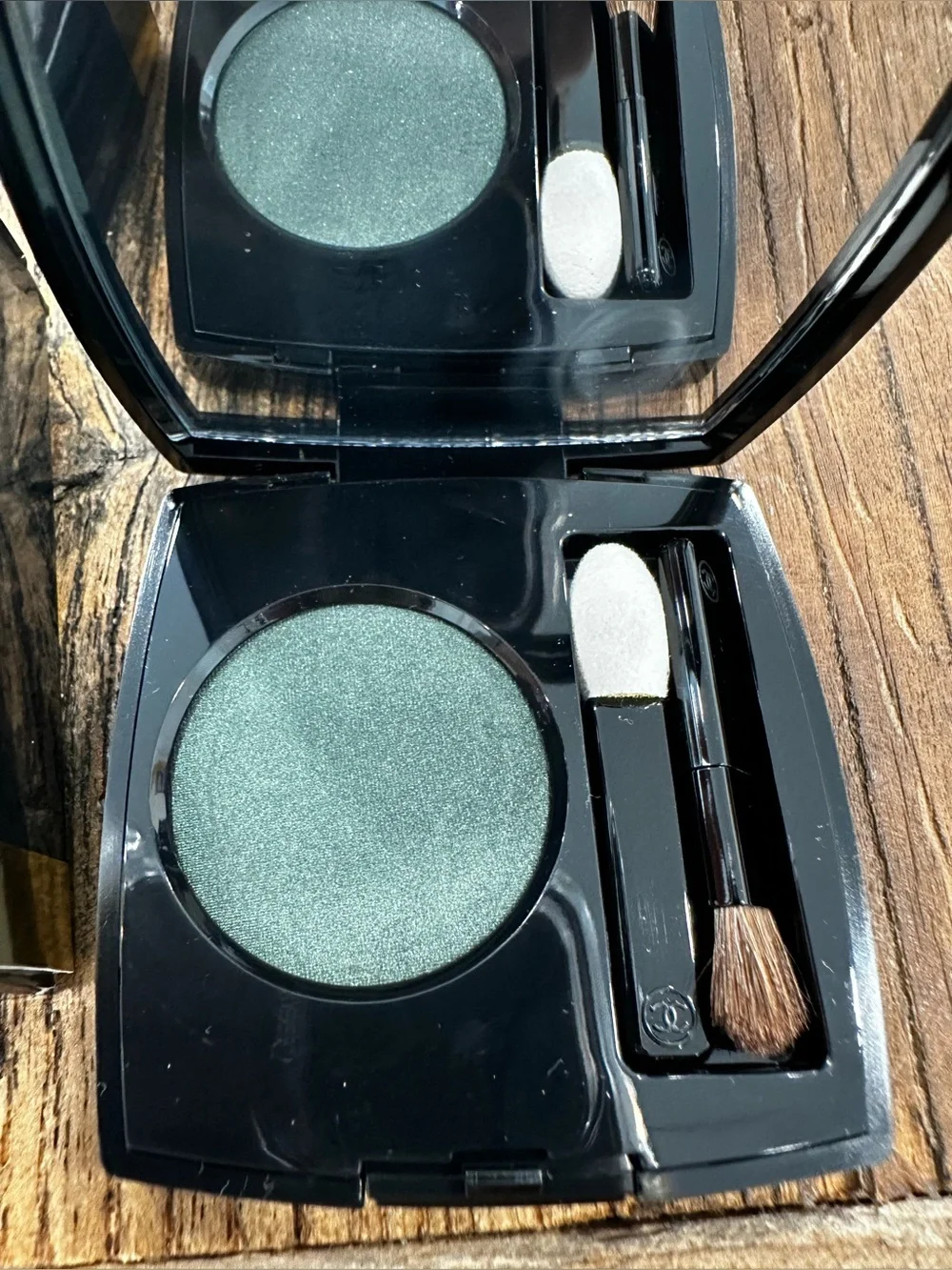 CHANEL Ombre Première Longwear Powder Eyeshadow 18 Verde - Black & White Box